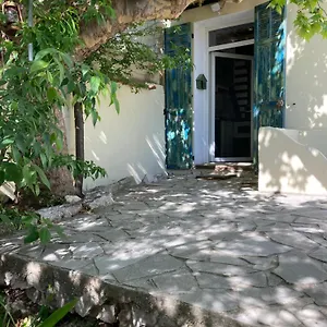 Maisonnette Avec Terrasse Et Patio A Hébergement de vacances Cassis